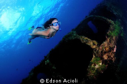 Diver and the wreck. Nikon D90, Tokina 10-17mm Lens and t... by Edson Acioli 